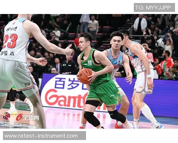 新疆队与辽宁队激战正酣足球比赛精彩瞬间回顾与分析