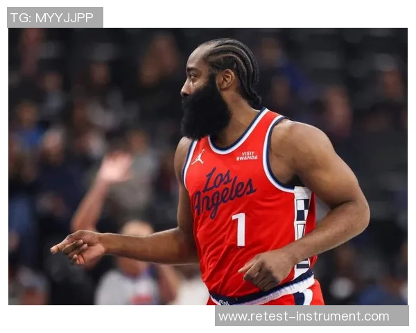 火箭队与勇士队激战正酣哈登关键时刻上演绝杀精彩瞬间