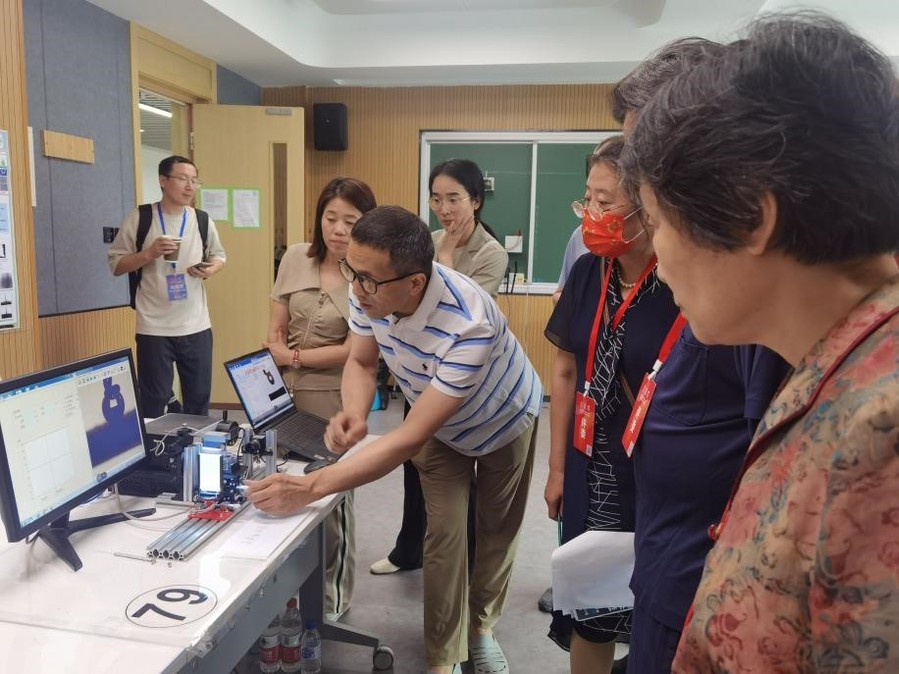 哈工大师生共同制作金年会的教学实验仪器在全国高校物理演示实验教学研讨会自制仪器评比中获一等奖(图1)